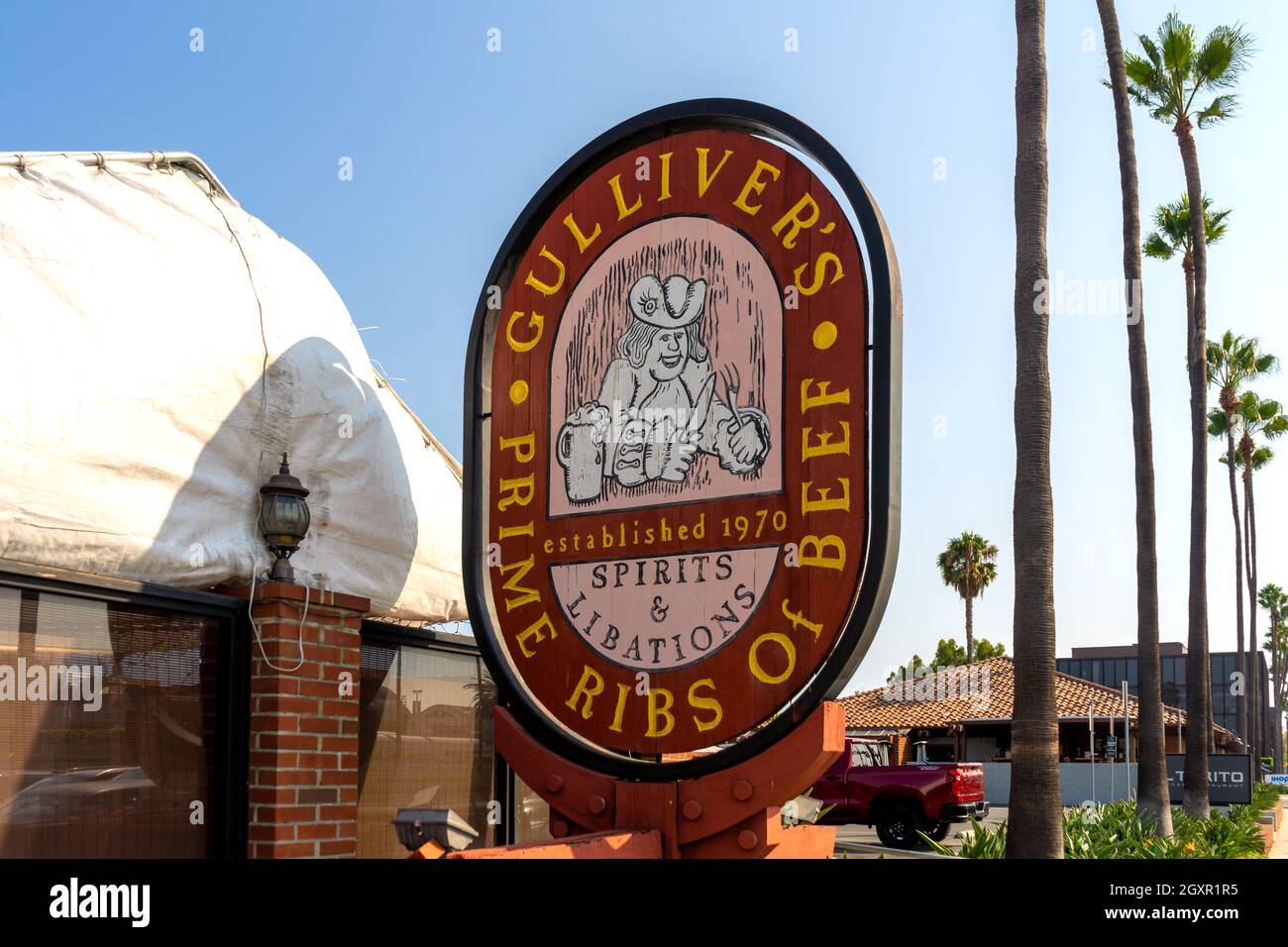 Irvine, CA, États-Unis – 16 août 2021 : signalisation pour le restaurant Gulliver’s Prime Rib, un site d’intérêt du comté d’Orange situé sur le boulevard MacArthur à Irvine, Califor Banque D'Images