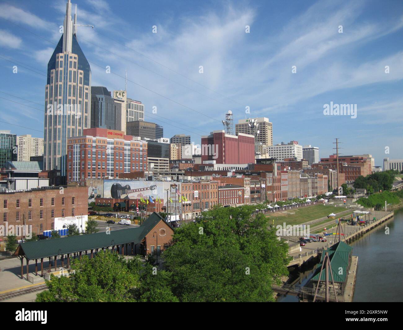 Vue de trois quarts de la ville de Nashville avec un plan d'eau visible au coin Banque D'Images