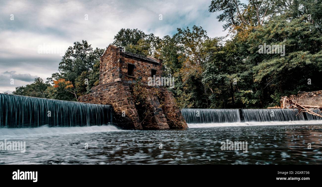 Cascades tranquilles du parc du lac speedwell à Morristown, New Jersey, avec un flou brumeux dû à une vitesse d'obturation lente Banque D'Images