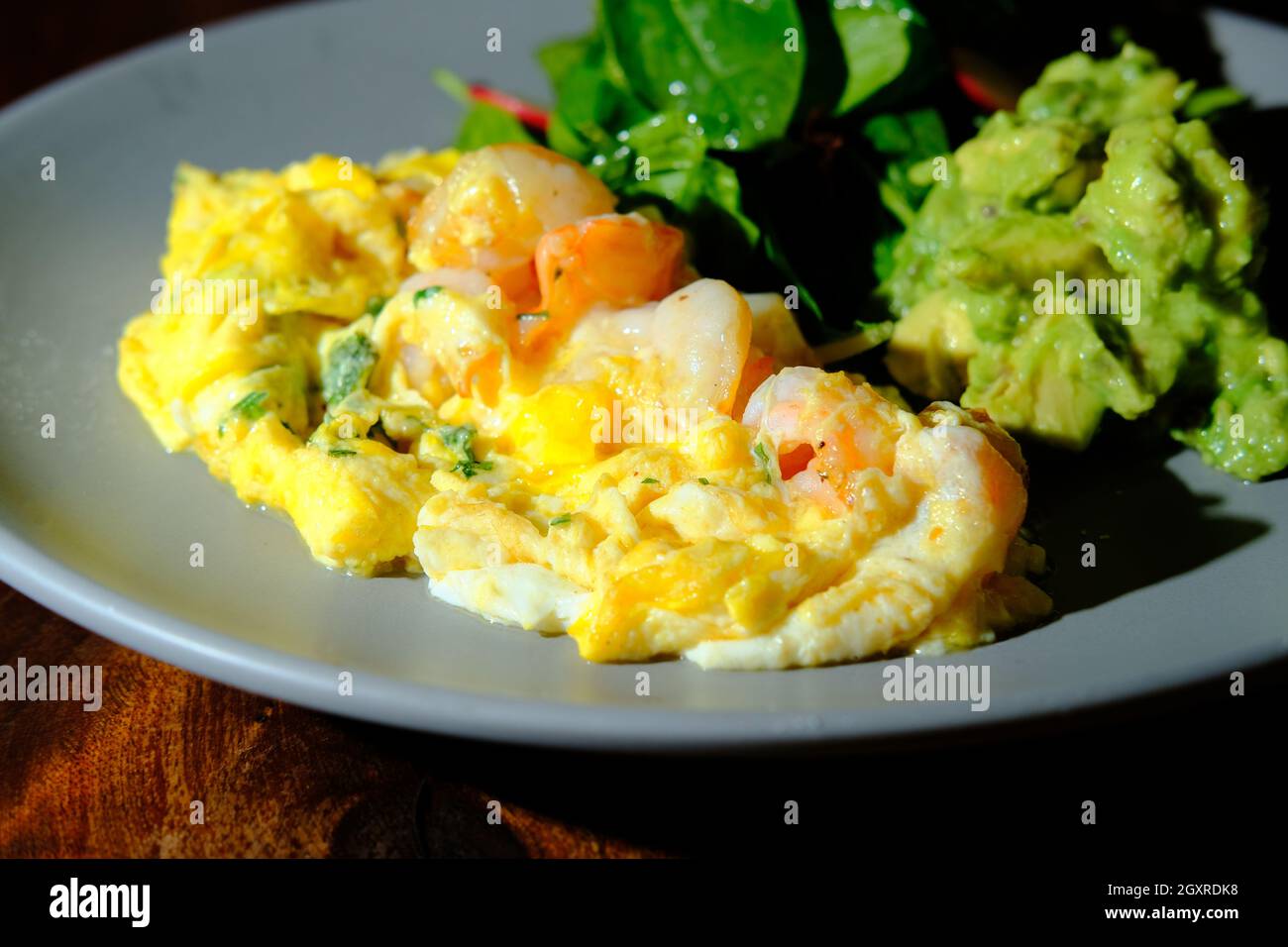 Huevos revueltos con gambas oeufs brouillés avec crevettes et guacamole Banque D'Images