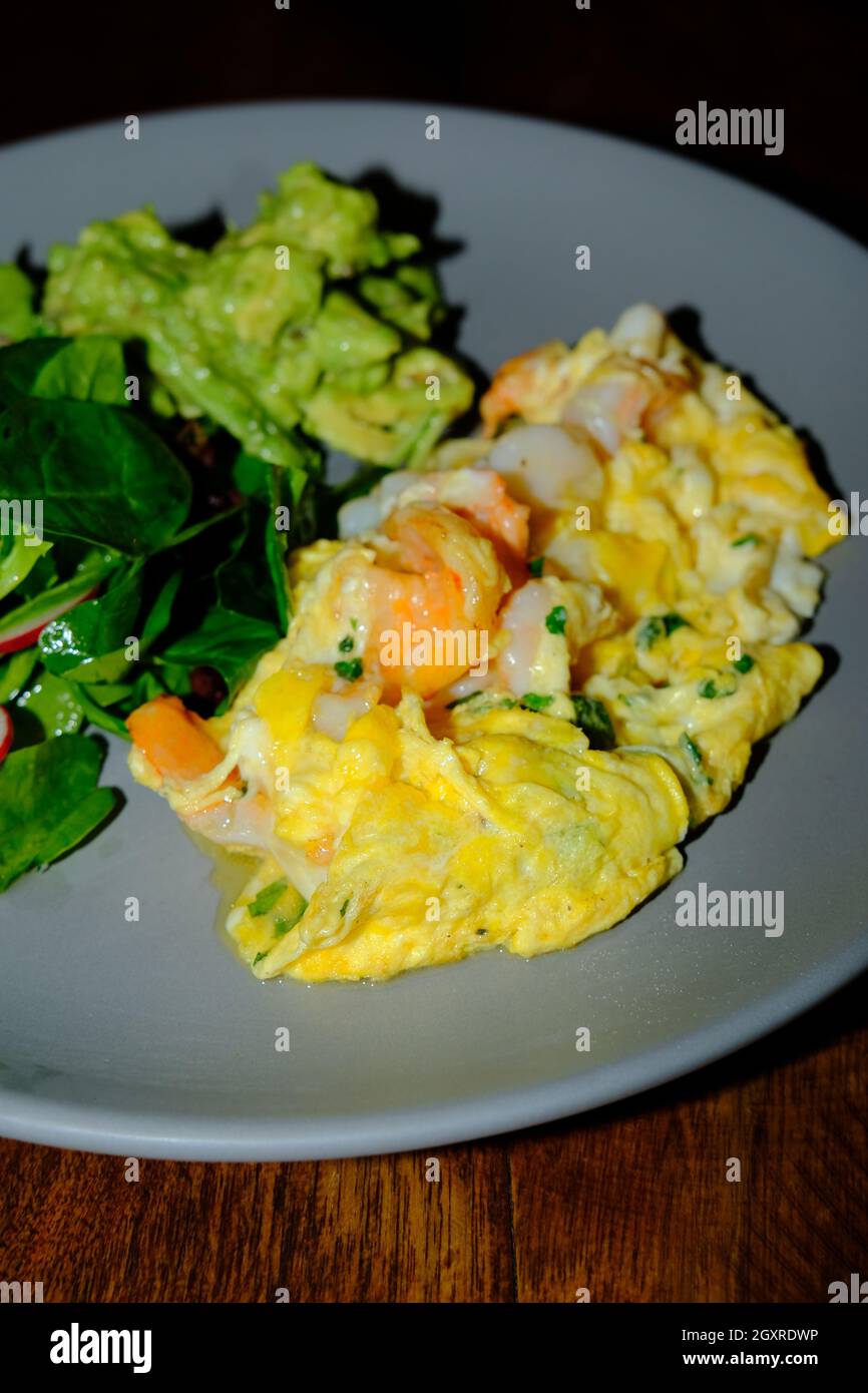 Huevos revueltos con gambas oeufs brouillés avec crevettes et guacamole Banque D'Images