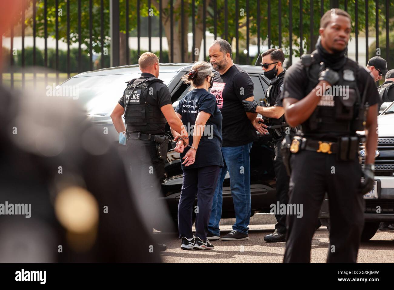 Washington, DC, Etats-Unis, 5 octobre 2021. Photo : des activistes sont arrêtés par le Service secret des États-Unis lors d'une action de désobéissance civile pour le droit de vote à la Maison Blanche. Les militants exigent que l'Administration Biden prenne l'initiative en matière de droit de vote et font pression sur le Congrès pour qu'il vote une législation protégeant le droit de vote. Crédit : Allison Bailey / Alamy Live News Banque D'Images Washington, DC, Etats-Unis, 5 octobre 2021. Photo : des activistes sont arrêtés par le Service secret des États-Unis lors d'une action de désobéissance civile pour le droit de vote à la Maison Blanche. Les militants exigent que l'Administration Biden prenne l'initiative en matière de droit de vote et font pression sur le Congrès pour qu'il vote une législation protégeant le droit de vote. Crédit : Allison Bailey / Alamy Live News Banque D'Images