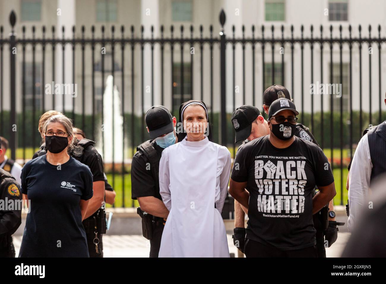 Washington, DC, Etats-Unis, 5 octobre 2021. Photo : des activistes sont arrêtés par le Service secret des États-Unis lors d'une action de désobéissance civile pour le droit de vote à la Maison Blanche. Les militants exigent que l'Administration Biden prenne l'initiative en matière de droit de vote et font pression sur le Congrès pour qu'il vote une législation protégeant le droit de vote. Crédit : Allison Bailey / Alamy Live News Banque D'Images Washington, DC, Etats-Unis, 5 octobre 2021. Photo : des activistes sont arrêtés par le Service secret des États-Unis lors d'une action de désobéissance civile pour le droit de vote à la Maison Blanche. Les militants exigent que l'Administration Biden prenne l'initiative en matière de droit de vote et font pression sur le Congrès pour qu'il vote une législation protégeant le droit de vote. Crédit : Allison Bailey / Alamy Live News Banque D'Images