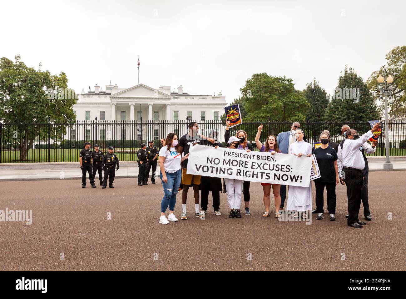 Washington, DC, Etats-Unis, 5 octobre 2021. Photo : les militants des droits de vote risquent d'être arrêtés à la Maison Blanche dans le cadre d'une action de désobéissance civile pour exiger que l'Administration Biden prenne l'initiative des droits de vote et pour faire pression sur le Congrès pour qu'il vote une législation protégeant le droit de vote. Crédit : Allison Bailey / Alamy Live News Banque D'Images Washington, DC, Etats-Unis, 5 octobre 2021. Photo : les militants des droits de vote risquent d'être arrêtés à la Maison Blanche dans le cadre d'une action de désobéissance civile pour exiger que l'Administration Biden prenne l'initiative des droits de vote et pour faire pression sur le Congrès pour qu'il vote une législation protégeant le droit de vote. Crédit : Allison Bailey / Alamy Live News Banque D'Images