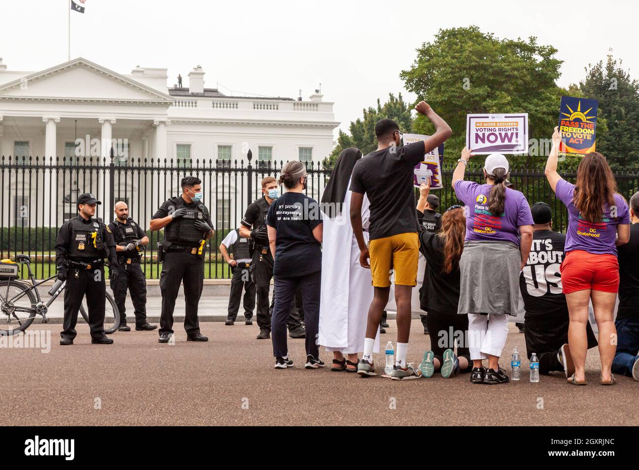 Washington, DC, Etats-Unis, 5 octobre 2021. Photo : les militants des droits de vote risquent d'être arrêtés à la Maison Blanche dans le cadre d'une action de désobéissance civile pour exiger que l'Administration Biden prenne l'initiative des droits de vote et pour faire pression sur le Congrès pour qu'il vote une législation protégeant le droit de vote. Crédit : Allison Bailey / Alamy Live News Banque D'Images Washington, DC, Etats-Unis, 5 octobre 2021. Photo : les militants des droits de vote risquent d'être arrêtés à la Maison Blanche dans le cadre d'une action de désobéissance civile pour exiger que l'Administration Biden prenne l'initiative des droits de vote et pour faire pression sur le Congrès pour qu'il vote une législation protégeant le droit de vote. Crédit : Allison Bailey / Alamy Live News Banque D'Images