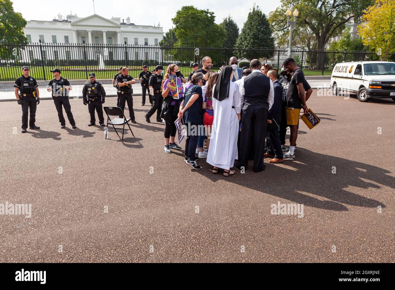 Washington, DC, Etats-Unis, 5 octobre 2021. Photo : les militants des droits de vote risquent d'être arrêtés à la Maison Blanche dans le cadre d'une action de désobéissance civile pour exiger que l'Administration Biden prenne l'initiative des droits de vote et pour faire pression sur le Congrès pour qu'il vote une législation protégeant le droit de vote. Crédit : Allison Bailey / Alamy Live News Banque D'Images Washington, DC, Etats-Unis, 5 octobre 2021. Photo : les militants des droits de vote risquent d'être arrêtés à la Maison Blanche dans le cadre d'une action de désobéissance civile pour exiger que l'Administration Biden prenne l'initiative des droits de vote et pour faire pression sur le Congrès pour qu'il vote une législation protégeant le droit de vote. Crédit : Allison Bailey / Alamy Live News Banque D'Images