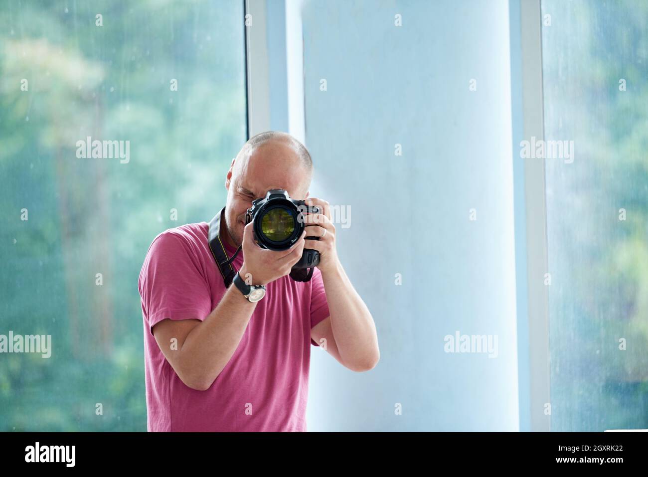 Photographe pro avec appareil photo reflex en violet tshirt Banque D'Images