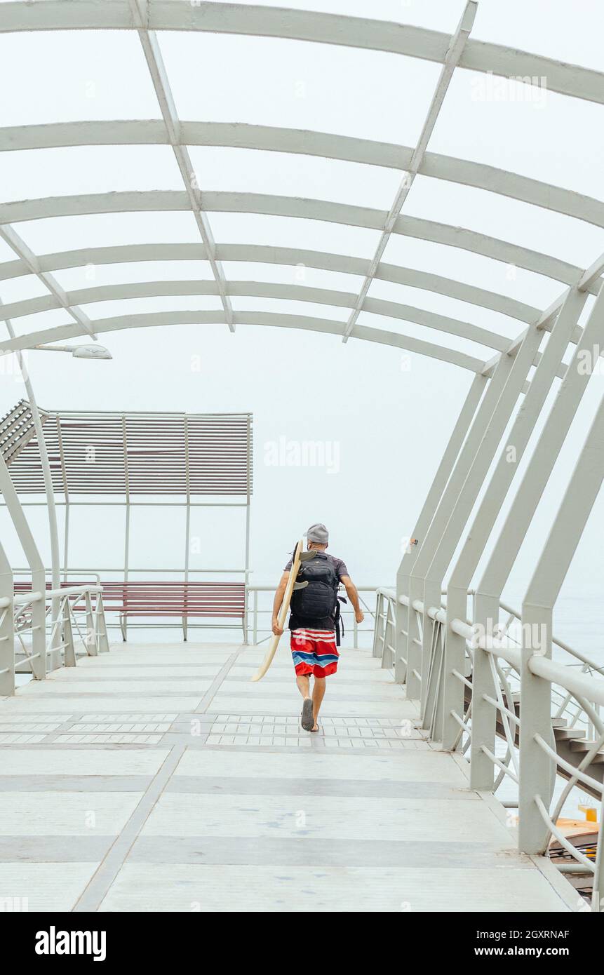 Surfeur senior avec planche de surf.Vacances actives, style de vie sain et concept d'image sportive Banque D'Images
