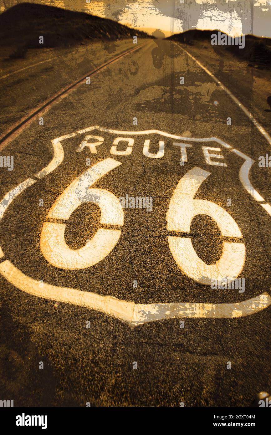 Peinture routière indiquant la route 66 sur une route qui s'étend à l'horizon avec un filtre sépia et un aspect vieilli Banque D'Images