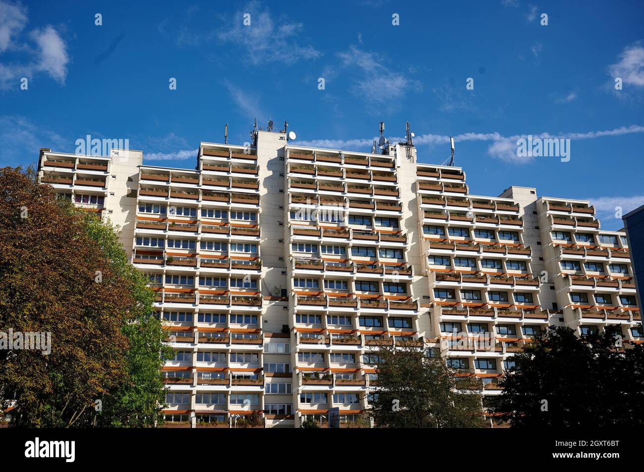 Dortmund, Allemagne. 04e octobre 2021. Vue extérieure des bâtiments du complexe Hannibal. Le bâtiment résidentiel a dû être évacué en quelques heures par ordre de la ville il y a quatre ans et n'a plus été autorisé à être habité. Le tribunal administratif de Gelsenkirchen décide maintenant si l'expulsion et l'interdiction d'utilisation sont licites. Credit: Bernd Thissen/dpa/Alay Live News Banque D'Images