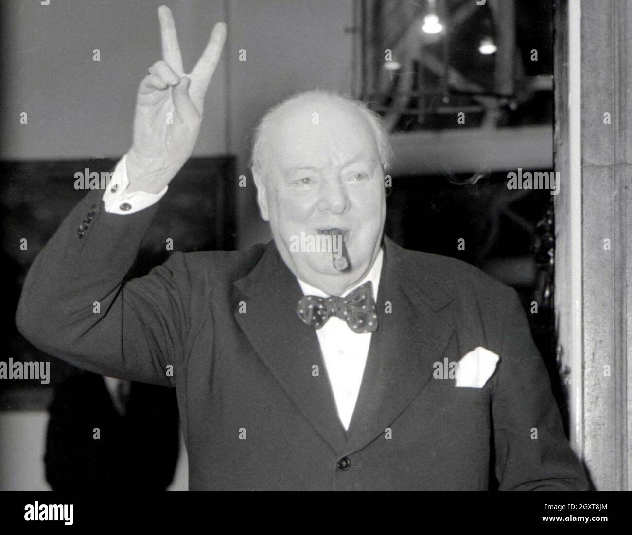Windton Churchill donnant son célèbre V pour le signe de victoire Banque D'Images