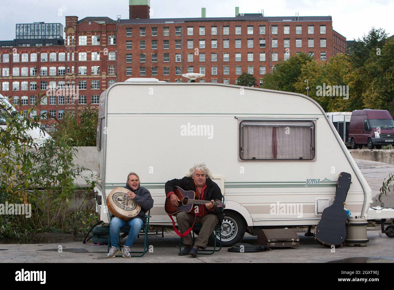 Manchester, Royaume-Uni. 03ème octobre 2021. Une famille ROM joue des instruments de musique alors qu'elle se prépare à se joindre à la manifestation Kill the Bill.les Gitans ont installé un camp dans la banlieue de Manchester avant de rejoindre d'autres manifestants dans le centre de Manchester pour s'opposer à la police, au crime, à la condamnation, Et les tribunaux Bill qu'ils croient que cela va prosaler les cultures nomades tziganes et voyageurs à travers le Royaume-Uni. Crédit : SOPA Images Limited/Alamy Live News Banque D'Images