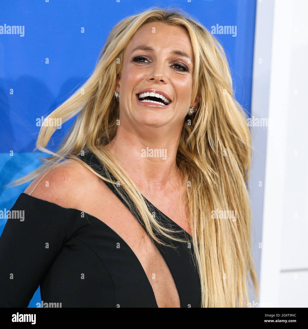 New York, États-Unis. 28 août 2016. MANHATTAN, NEW YORK CITY, NEW YORK,  ÉTATS-UNIS - AOÛT 28 : Le chanteur Britney Spears portant une robe Julien  MacDonald, des bijoux H Stern et des