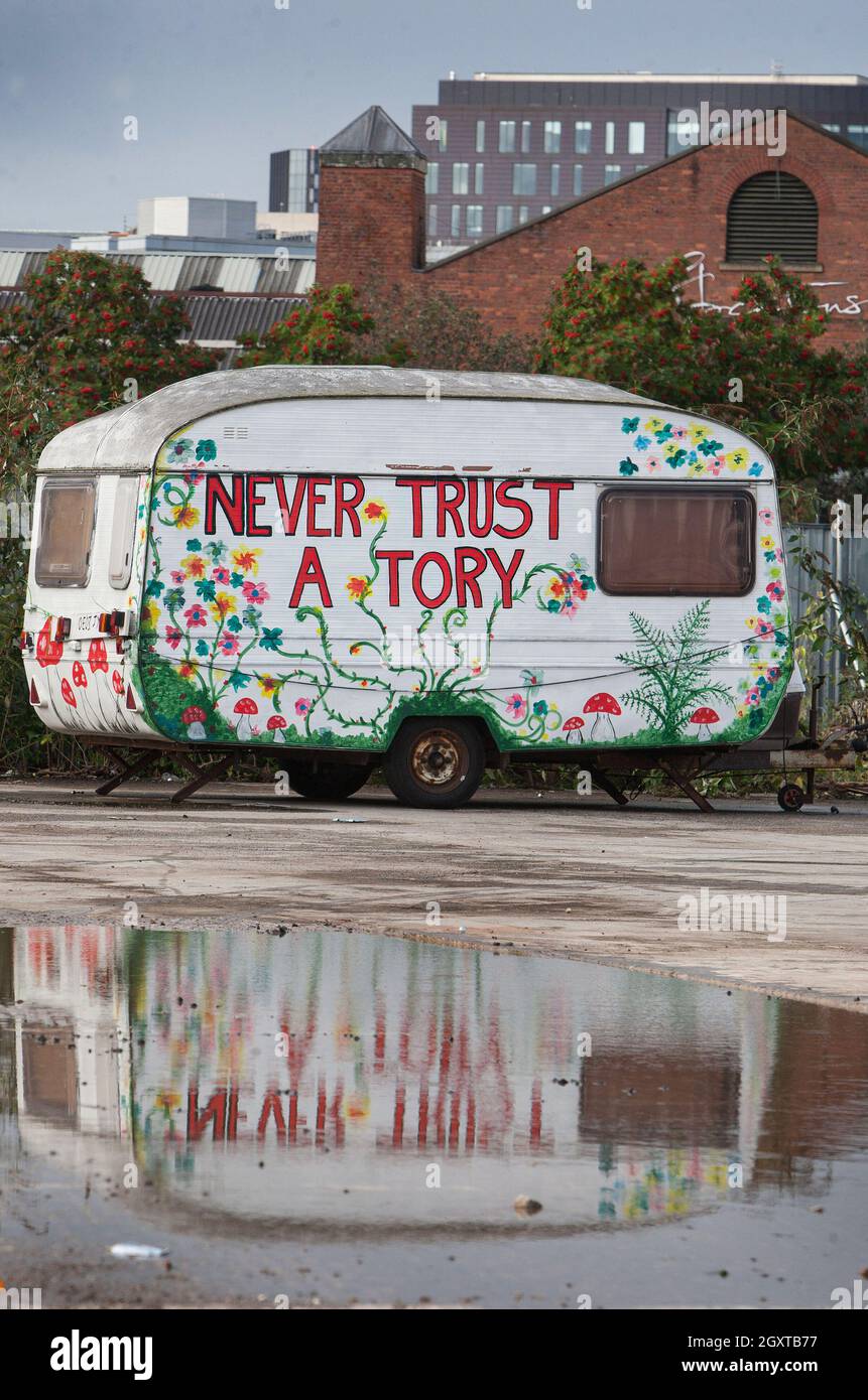 Manchester, Royaume-Uni. 04e octobre 2021. Une caravane peinte à la main avec un slogan anti-gouvernement vu pendant la manifestation.les Gitans ont installé un camp dans la banlieue de Manchester avant de rejoindre d'autres manifestants dans le centre de Manchester pour s'opposer au projet de loi sur la police, le crime, la condamnation et les tribunaux, selon lequel ils croient qu'il sera interdit aux tziganes nomades et aux cultures de voyageurs à travers le Royaume-Uni. (Photo de Martin Pope/SOPA Images/Sipa USA) crédit: SIPA USA/Alay Live News Banque D'Images