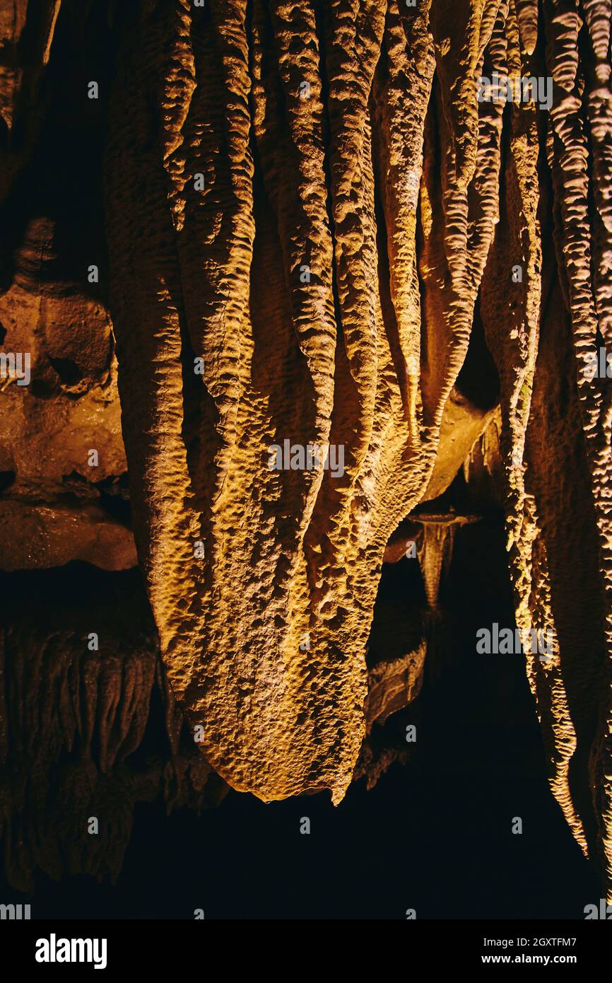 Gros plan sur les formations de grottes, stalagmites et stalactites souterrains Banque D'Images