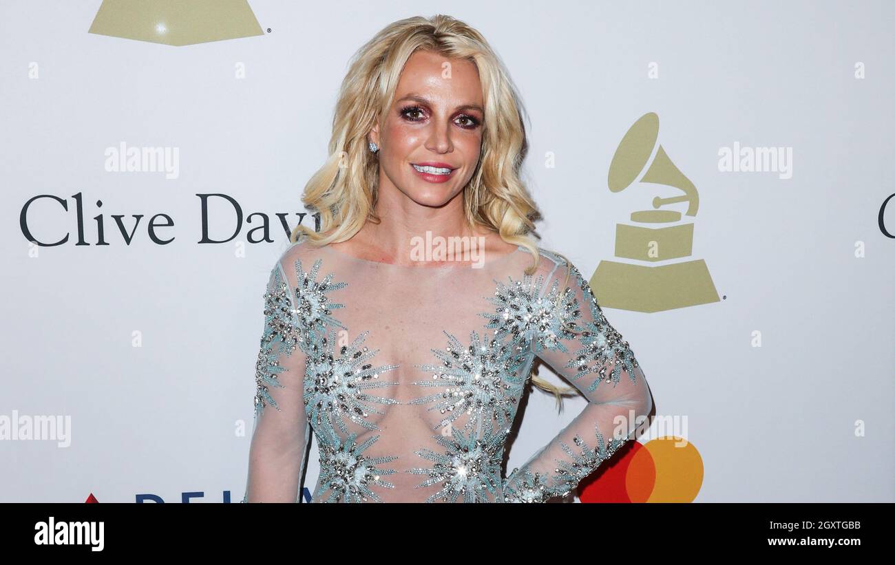 BEVERLY HILLS, LOS ANGELES, CALIFORNIE, ÉTATS-UNIS - 11 FÉVRIER : la chanteuse Britney Spears portant une robe UEL Camilo personnalisée, des chaussures Loriblu et un sac, et une bague Jen Hansen arrive à la Recording Academy et le gala pré-GRAMMY de Clive Davis 2017 tenu à l'hôtel Beverly Hilton le 11 février 2017 à Beverly Hills, Los Angeles, Californie, États-Unis. (Photo de Xavier Collin/image Press Agency) Banque D'Images