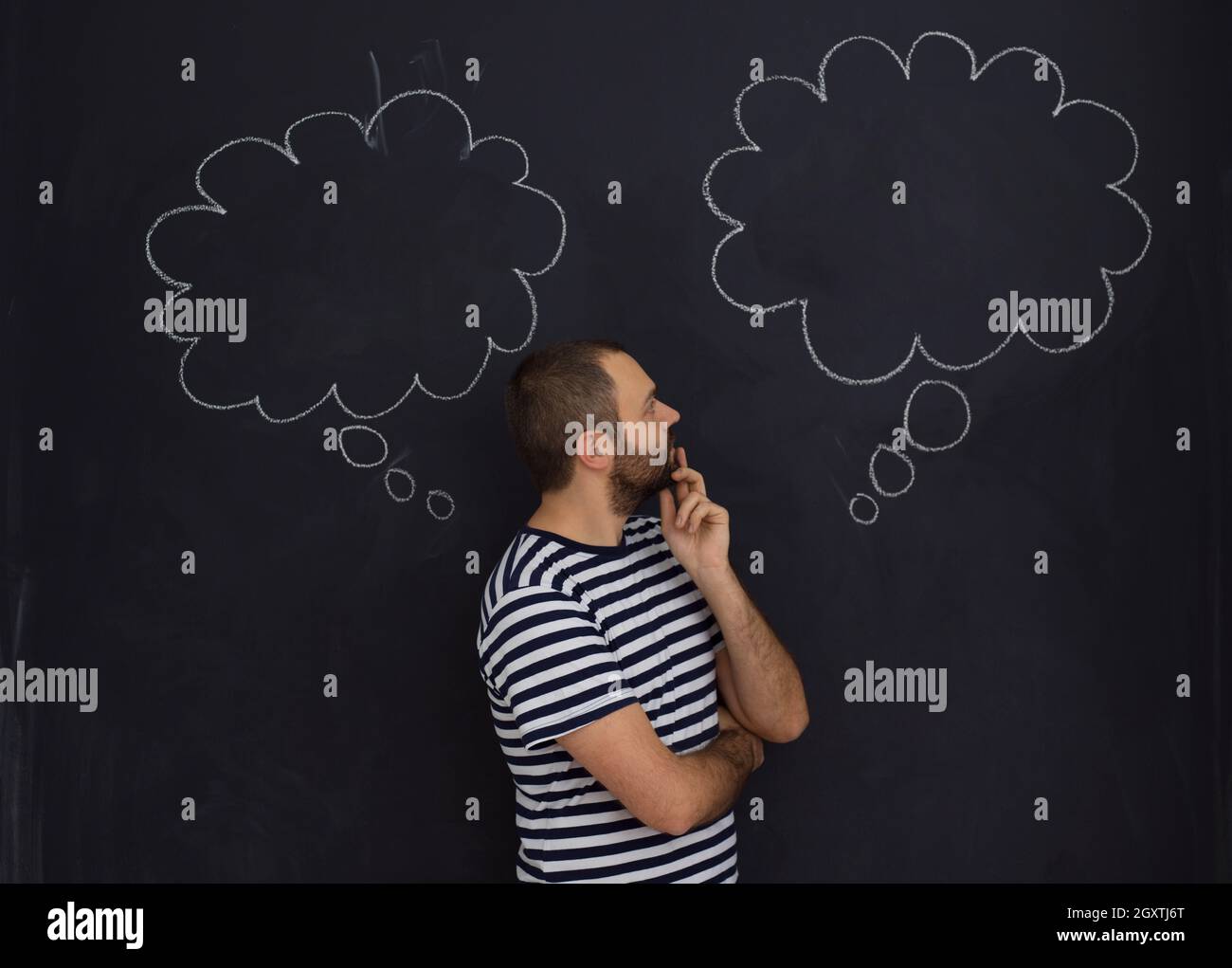 Jeune Futur Pere De Penser A Des Noms Pour Son Bebe A Venir A Les Ecrire Sur Un Tableau Noir Photo Stock Alamy