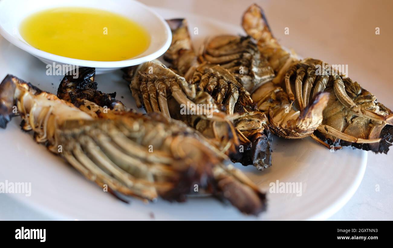 Fruits de mer homard grillé crustacés marins avec sauce au beurre à l'ail Banque D'Images
