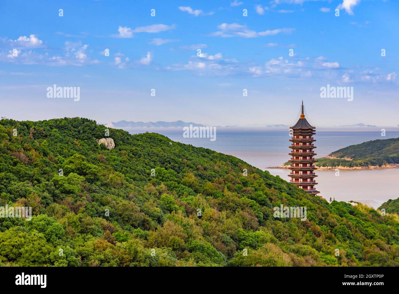 Vue sur la tour Putuoshan Duobao sur le mont Putuo, ville de Ningbo. Banque D'Images