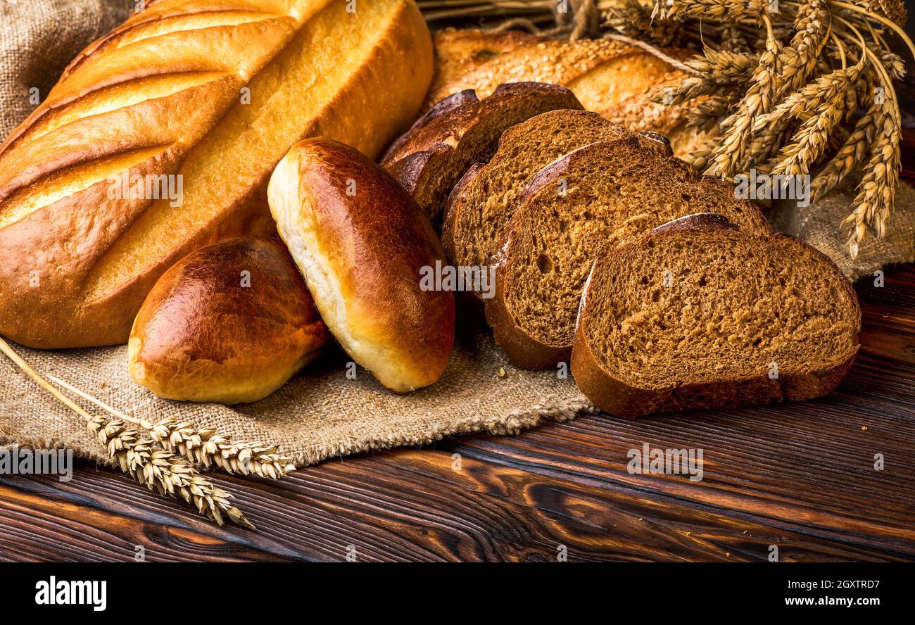 Du pain moelleux et des tartes sur une table en bois Banque D'Images