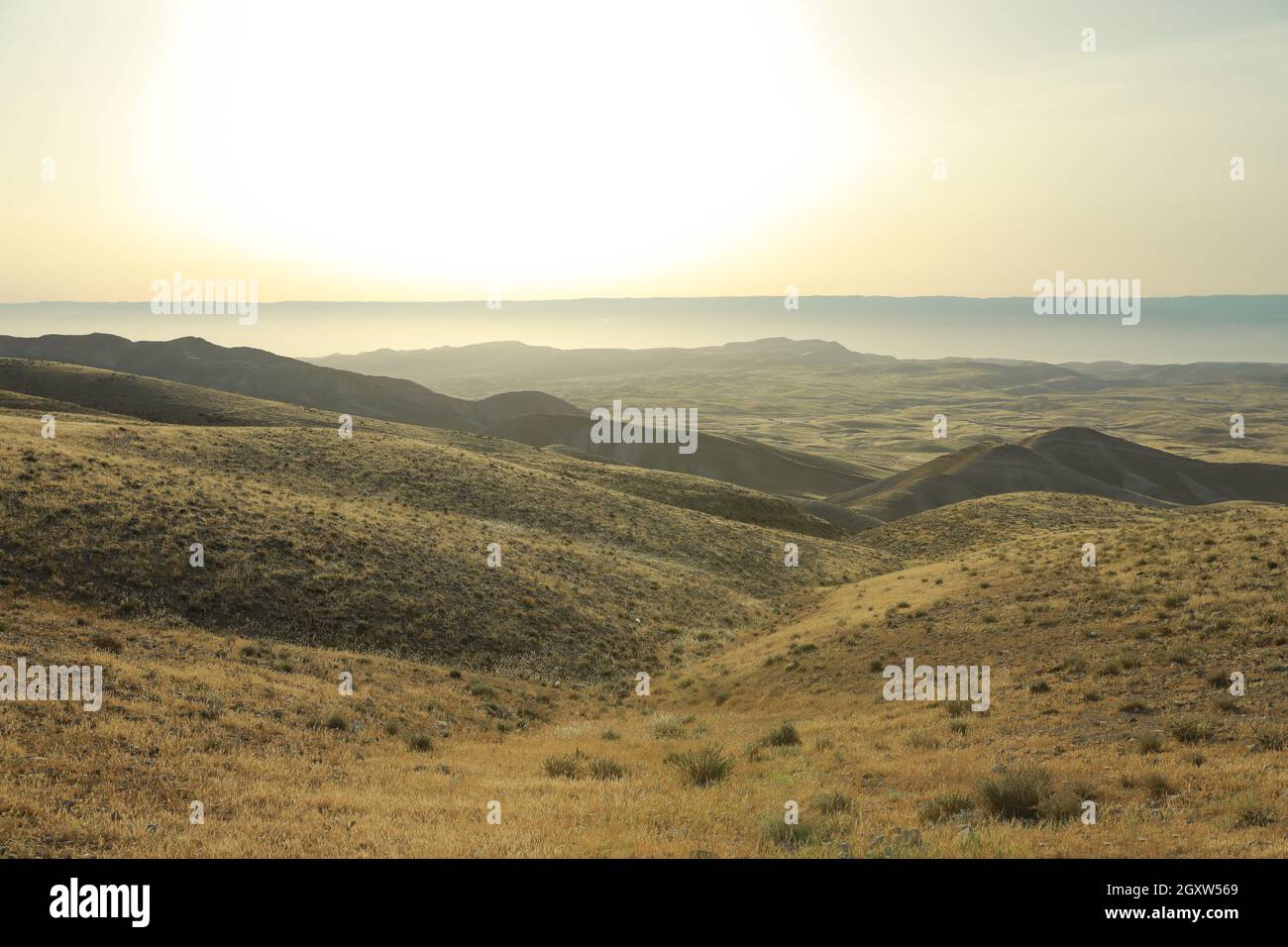 Vue sur les dunes du désert au lever du soleil.Montagne du désert. Banque D'Images