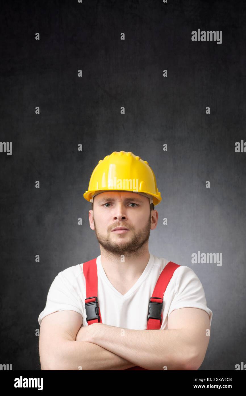 Travailleur de la construction en colère avec ses bras croisés Banque D'Images