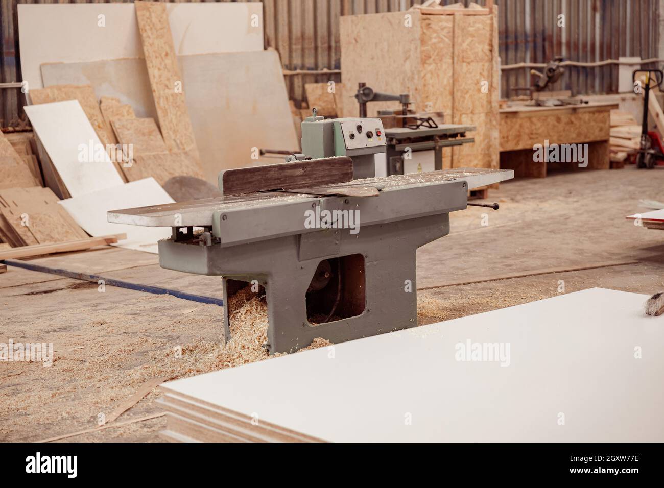 Machine de rabotage de surface en bois dans l'atelier de menuiserie Banque D'Images