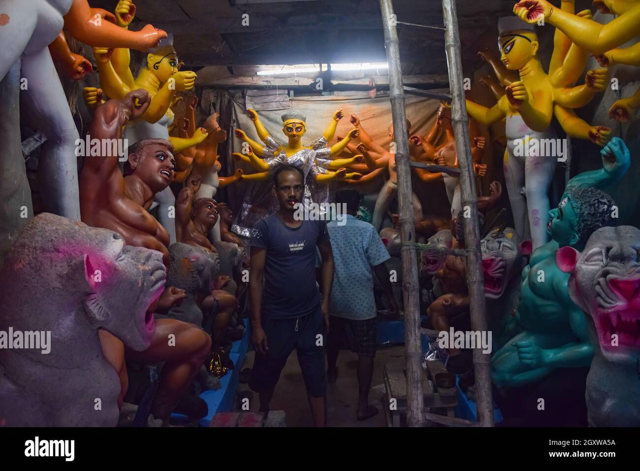 Kolkata, Inde. 05e octobre 2021. Une vue d'un studio plein d'idoles de Durga inachevées.Durga puja est l'un des festivals les plus populaires célébrés dans le Bengale occidental et en particulier à Kolkata, en l'honneur de la déesse Durga la période de Navaratri. Il est célébré pendant 10 jours, mais à partir des 6e et 9e jours, le Puja est célébré en pleine phase. Crédit : SOPA Images Limited/Alamy Live News Banque D'Images