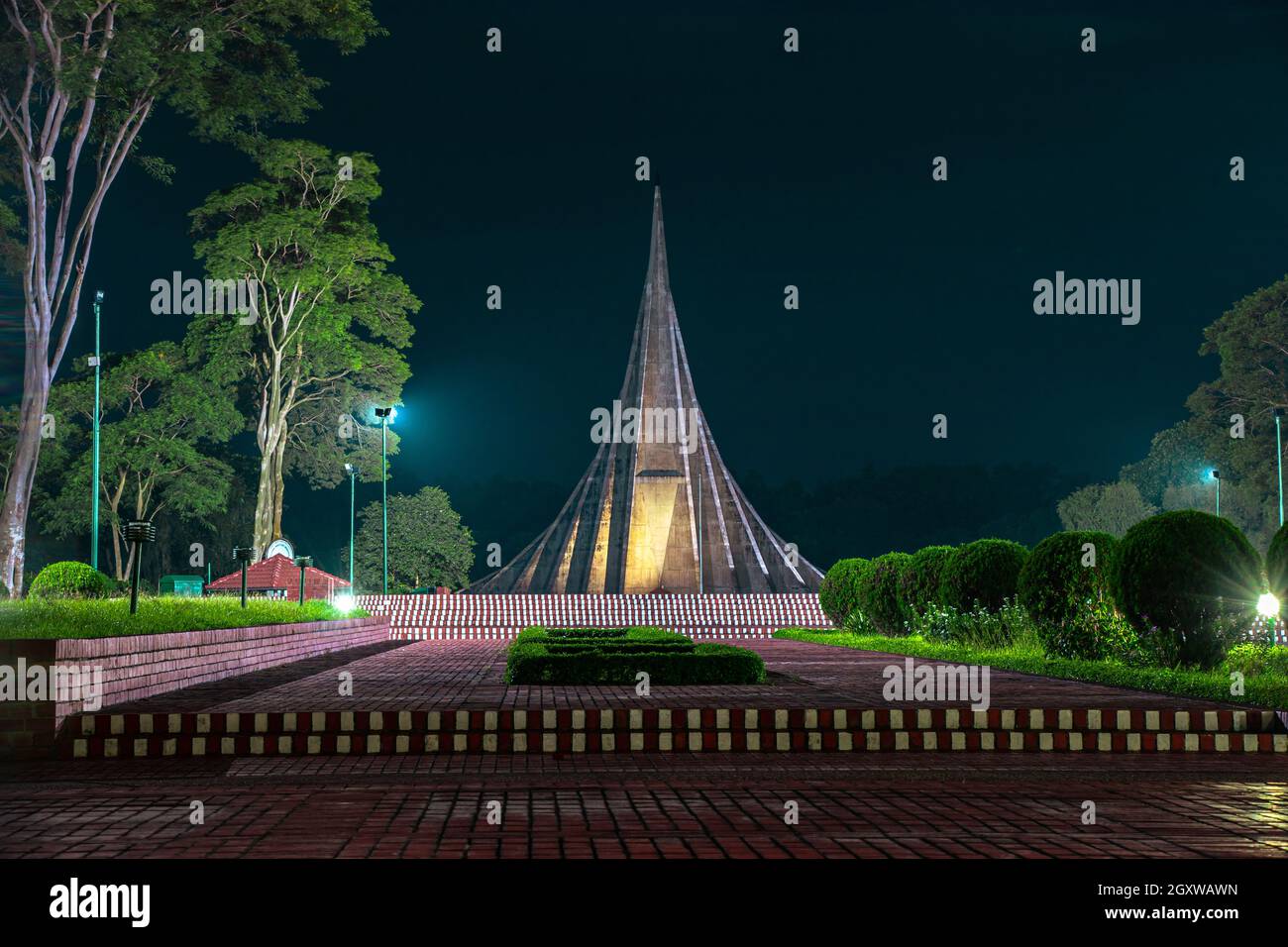 Photo nocturne du Mémorial national des martyrs du Bangladesh . Banque D'Images