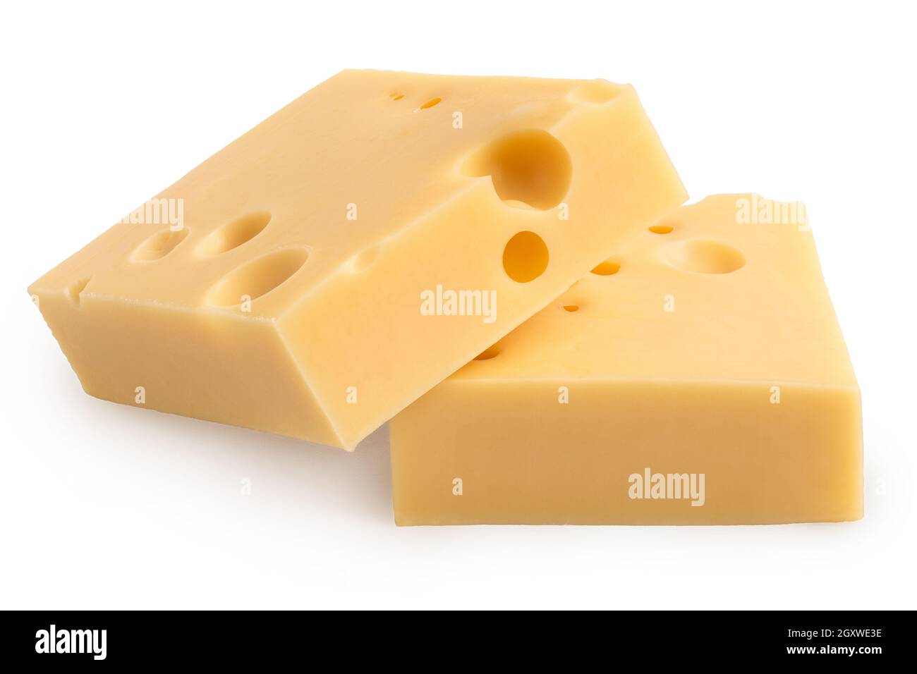 Deux blocs de fromage emmental isolés sur blanc. Banque D'Images