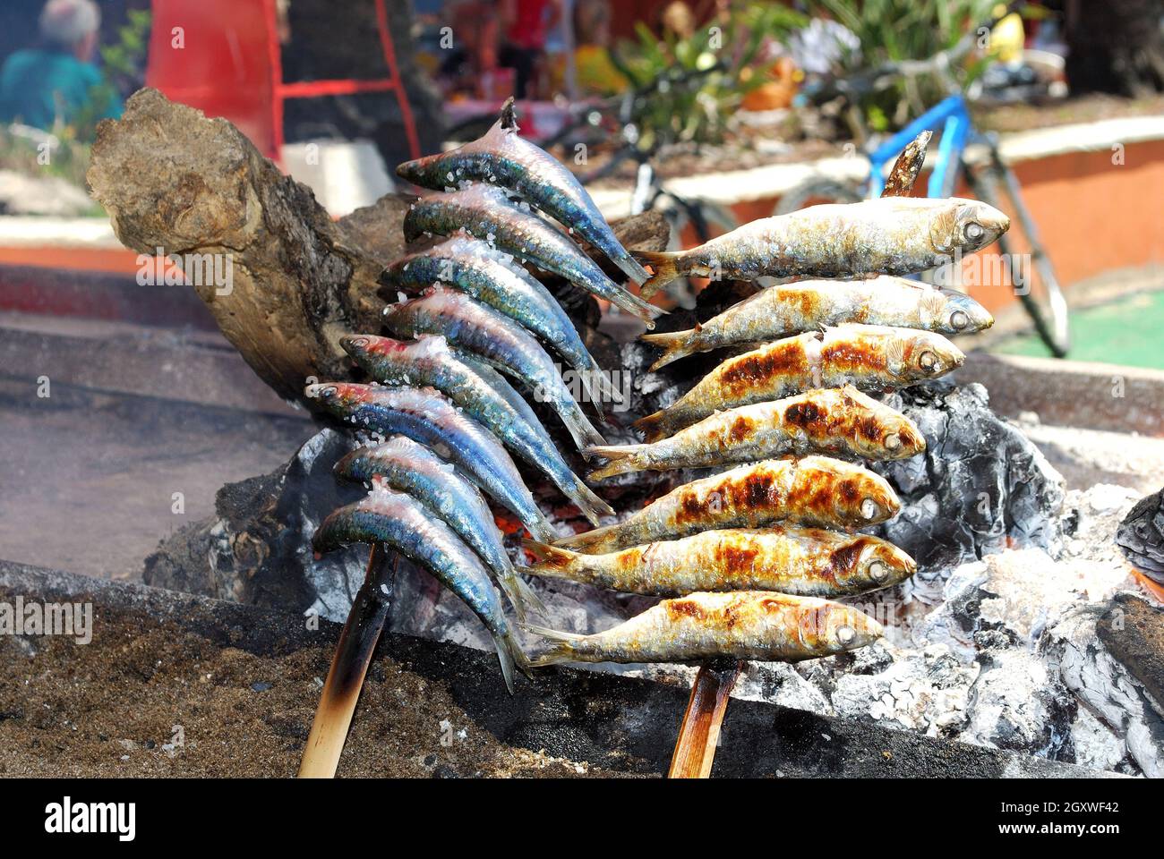 Sardines cuisant sur un bateau-barbecue sur la plage de Daitona, Marbella, province de Malaga, Andalousie, Espagne, Europe de l'Ouest. Banque D'Images