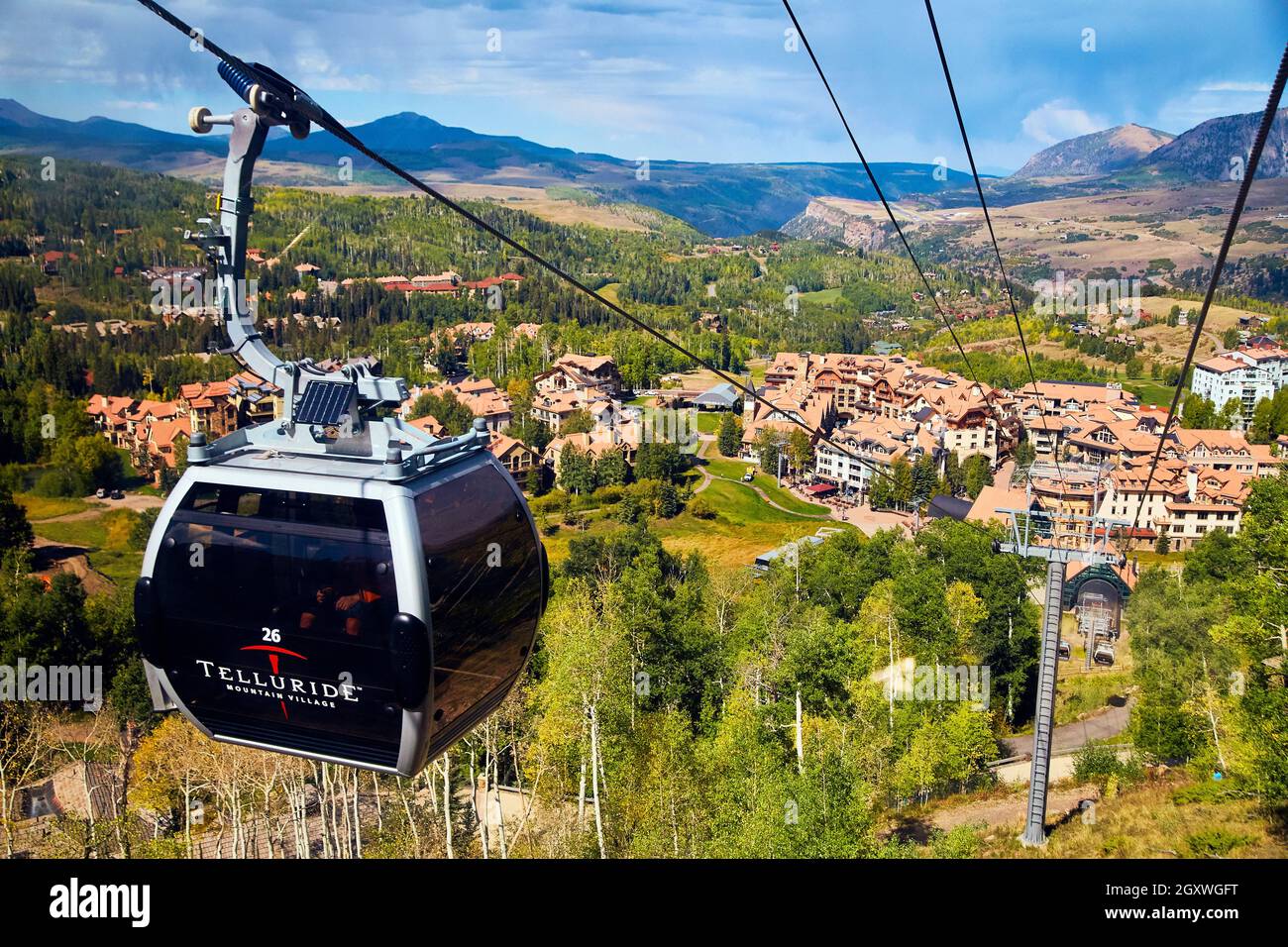 Télécabine de ski montant la montagne avec village en arrière-plan Banque D'Images