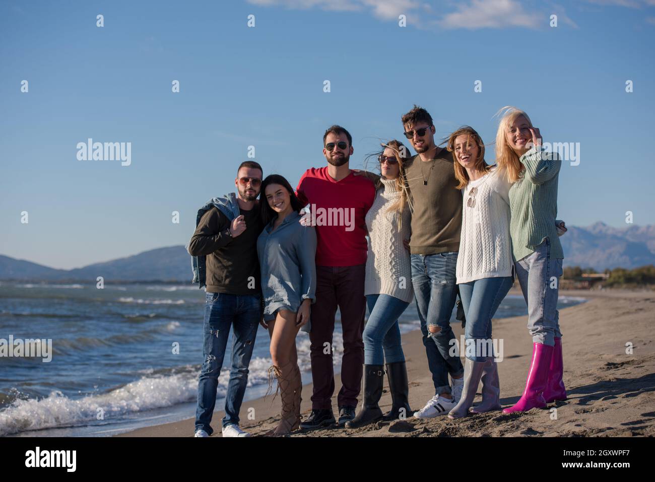 Portrait de groupe des Amis de passer la journée sur une plage au cours de journée d'automne Banque D'Images