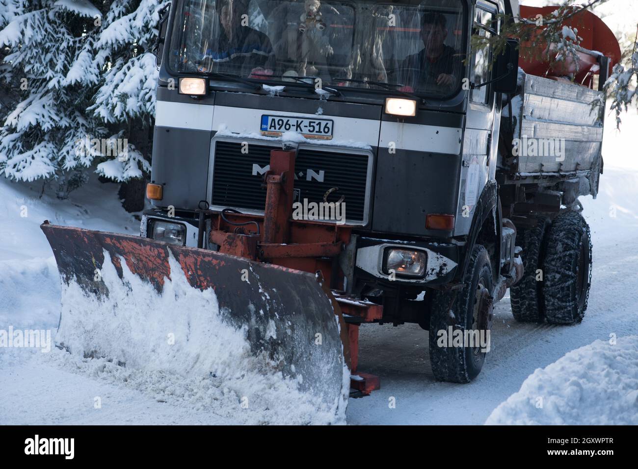 Chariot avec charrue de neige sur la route d'hiver neige fraîche de nettoyage Banque D'Images