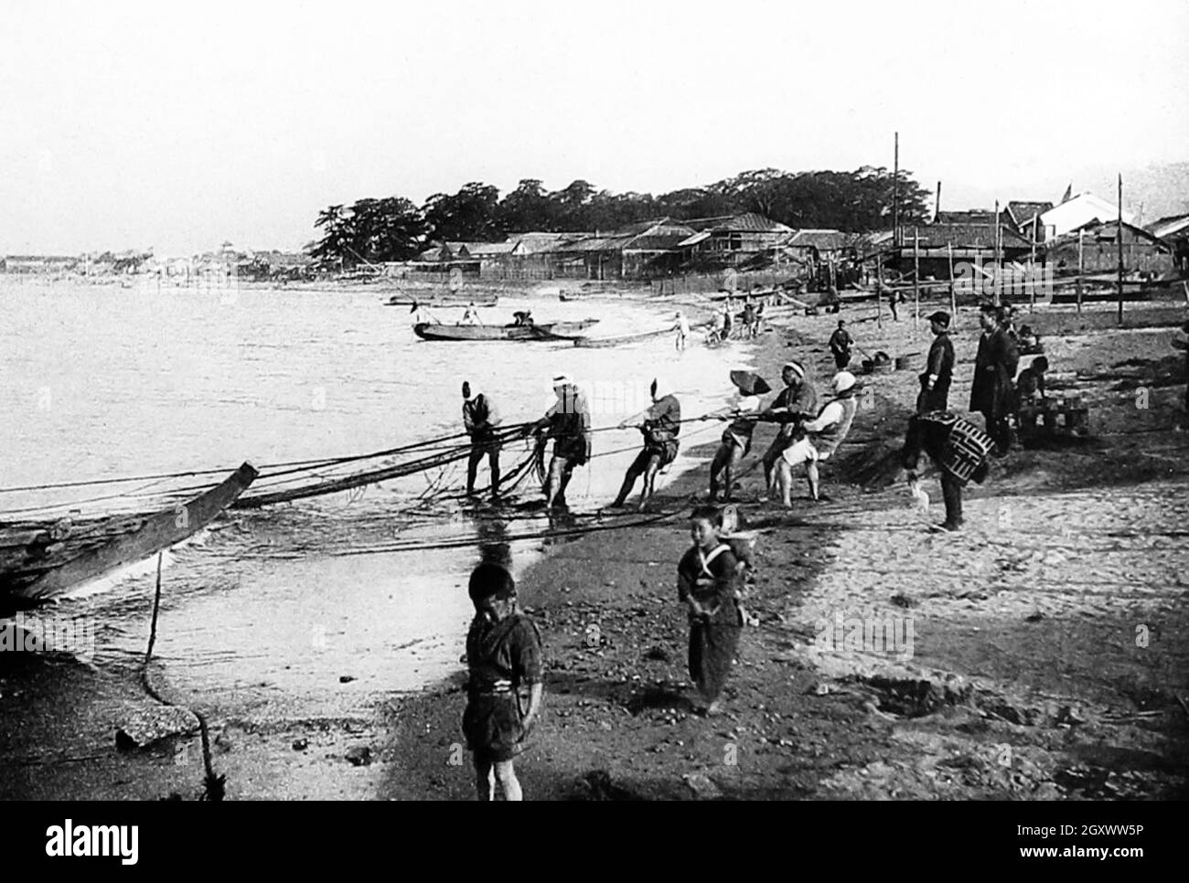 Pêche sur la côte, au Japon, début des années 1900 Banque D'Images