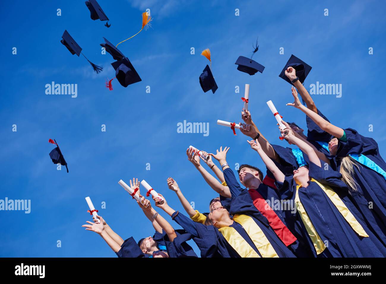 Les étudiants diplômés du secondaire de lancer plus de chapeaux de ciel  bleu Photo Stock - Alamy