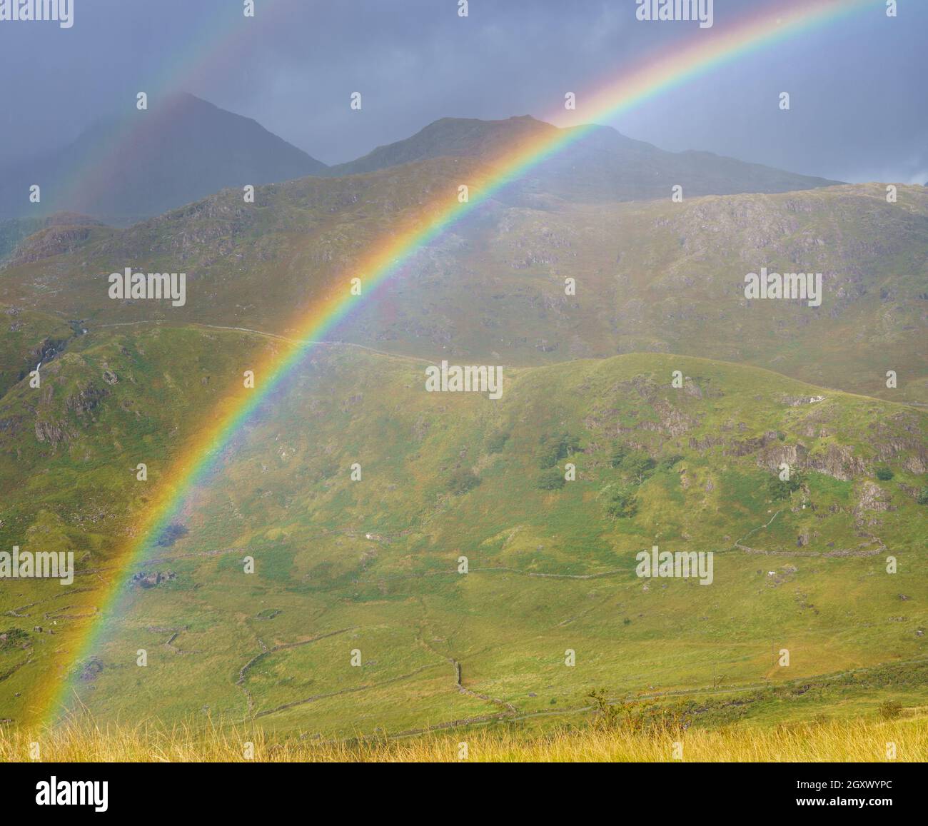 Vue panoramique avec un double arc-en-ciel sur les vallées et les montagnes dans le parc national de Snowdonia pays de Galles Banque D'Images