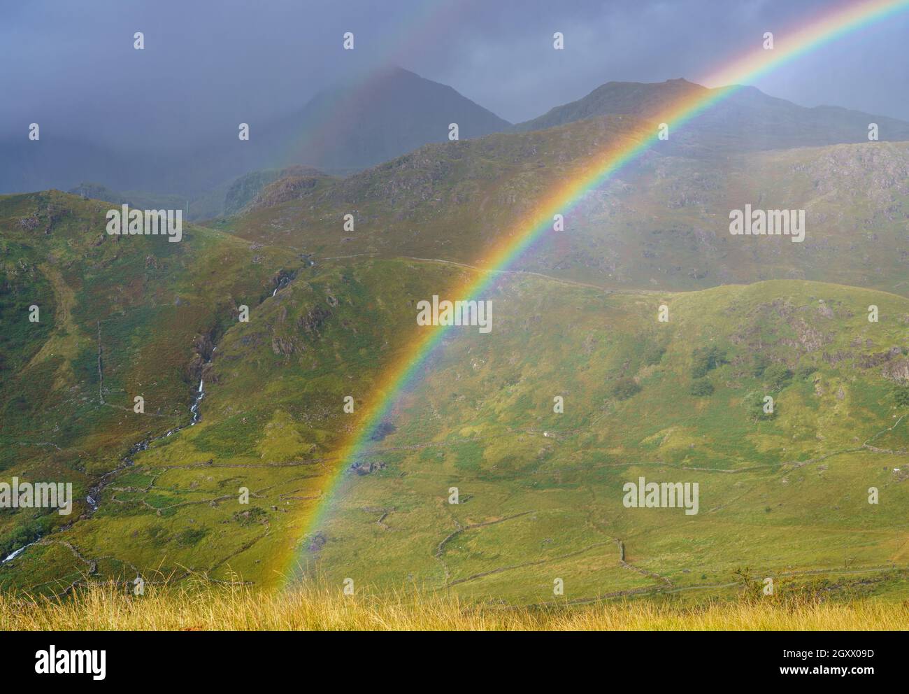 Vue panoramique avec un double arc-en-ciel sur les vallées et les montagnes dans le parc national de Snowdonia pays de Galles Banque D'Images
