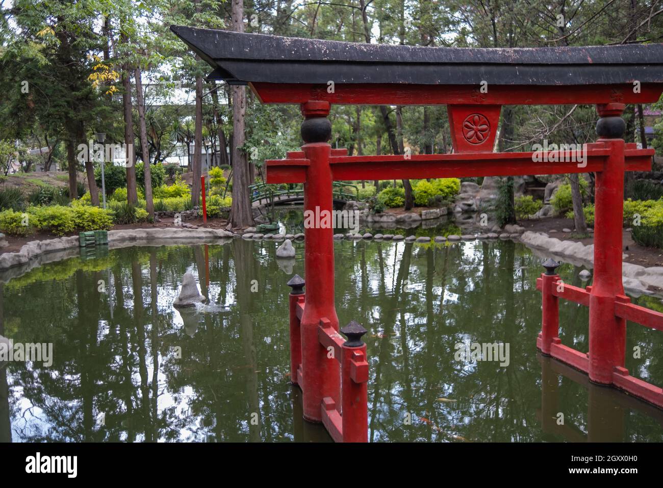 Porte japonaise traditionnelle et étang dans le parc Masayoshi Ohira Banque D'Images