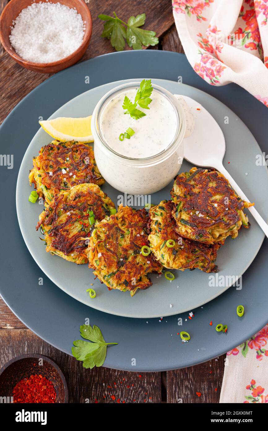 Beignets de légumes aux courgettes salés avec une sauce à la crème aigre Banque D'Images