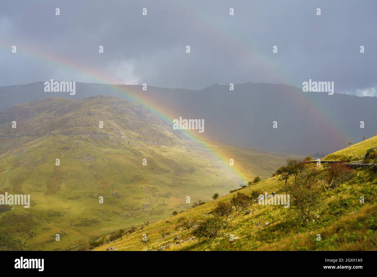 Vue panoramique avec un double arc-en-ciel sur les vallées et les montagnes dans le parc national de Snowdonia pays de Galles Banque D'Images