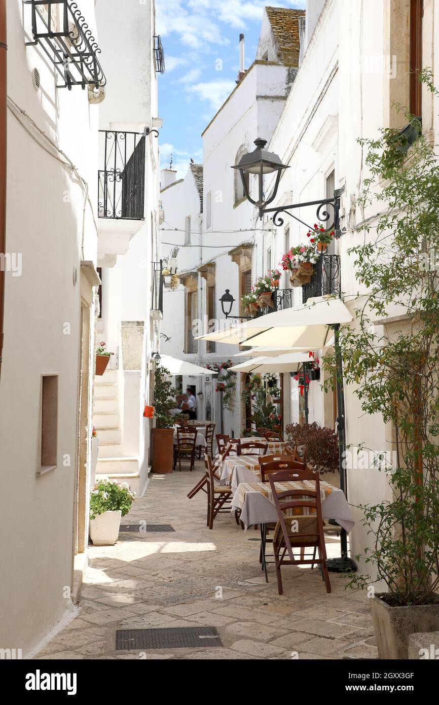 Aperçu d'une ville italienne avec des restaurants à l'extérieur dans la région d'Apulia, au sud de l'Europe Banque D'Images