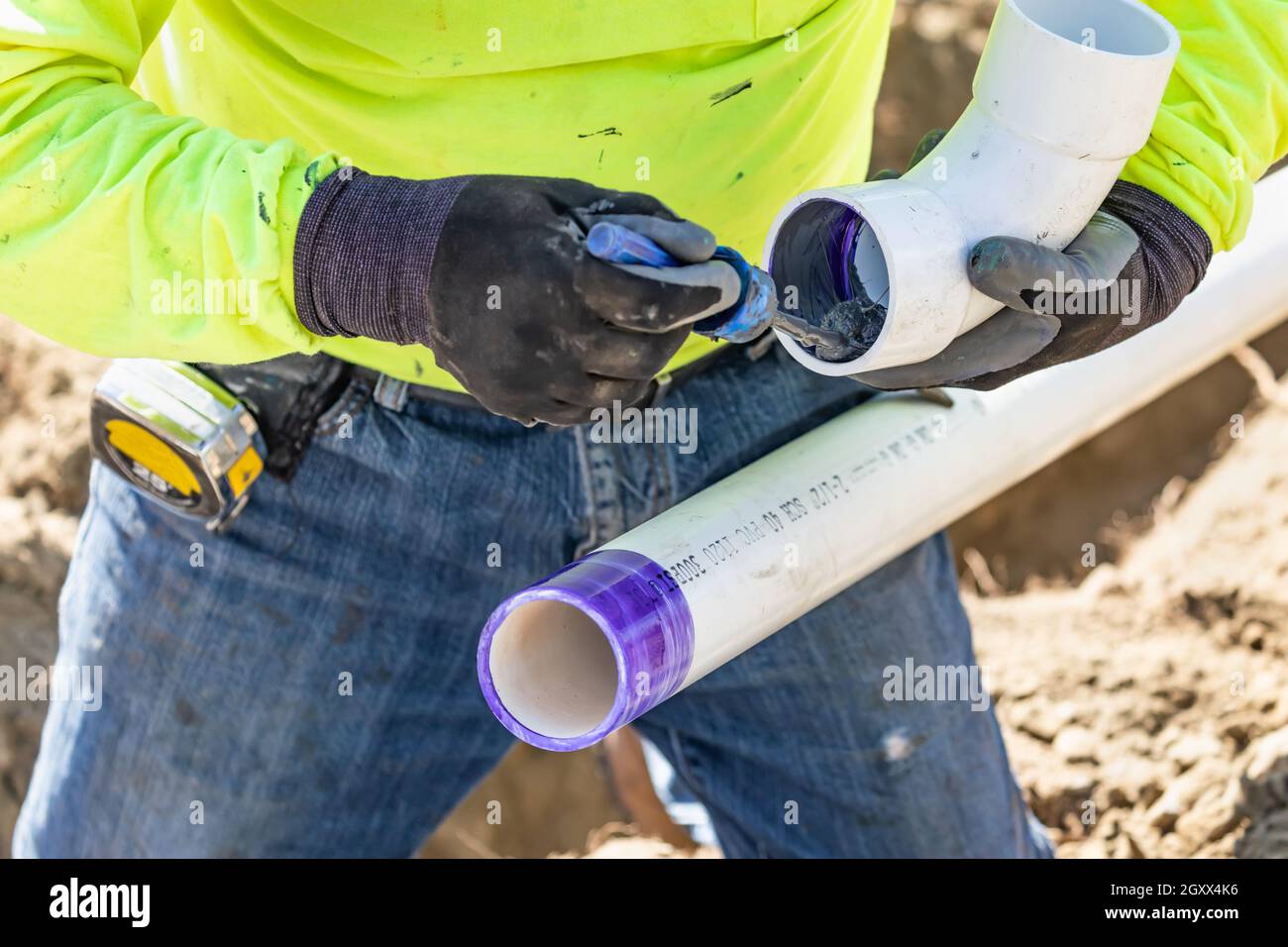 Plombier l'application de décapant de Pipe, l'apprêt et la colle pour tuyau  PVC At Construction site Photo Stock - Alamy