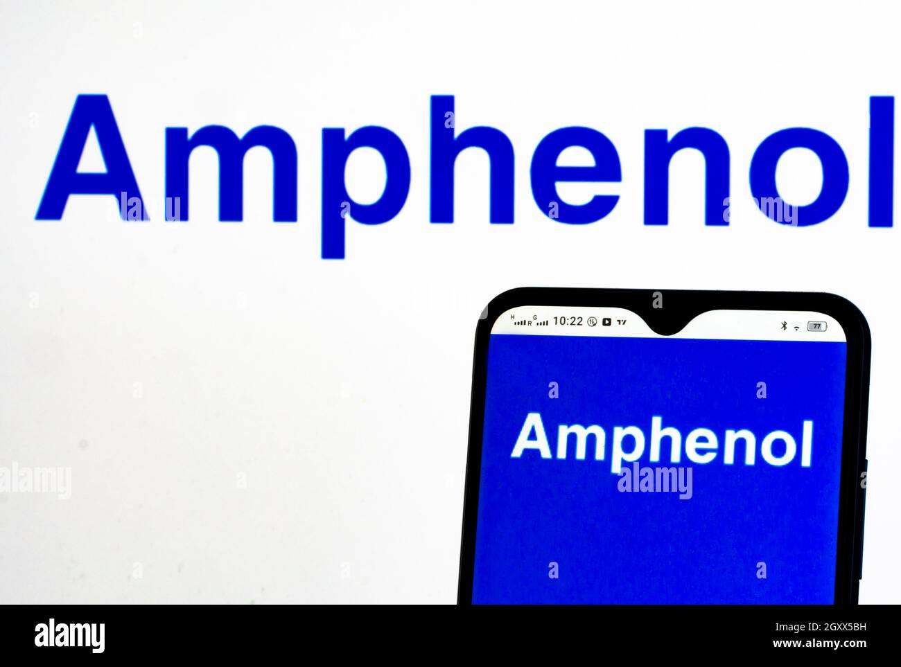 Sur cette photo, le logo Amphenol Corporation apparaît sur un smartphone Banque D'Images