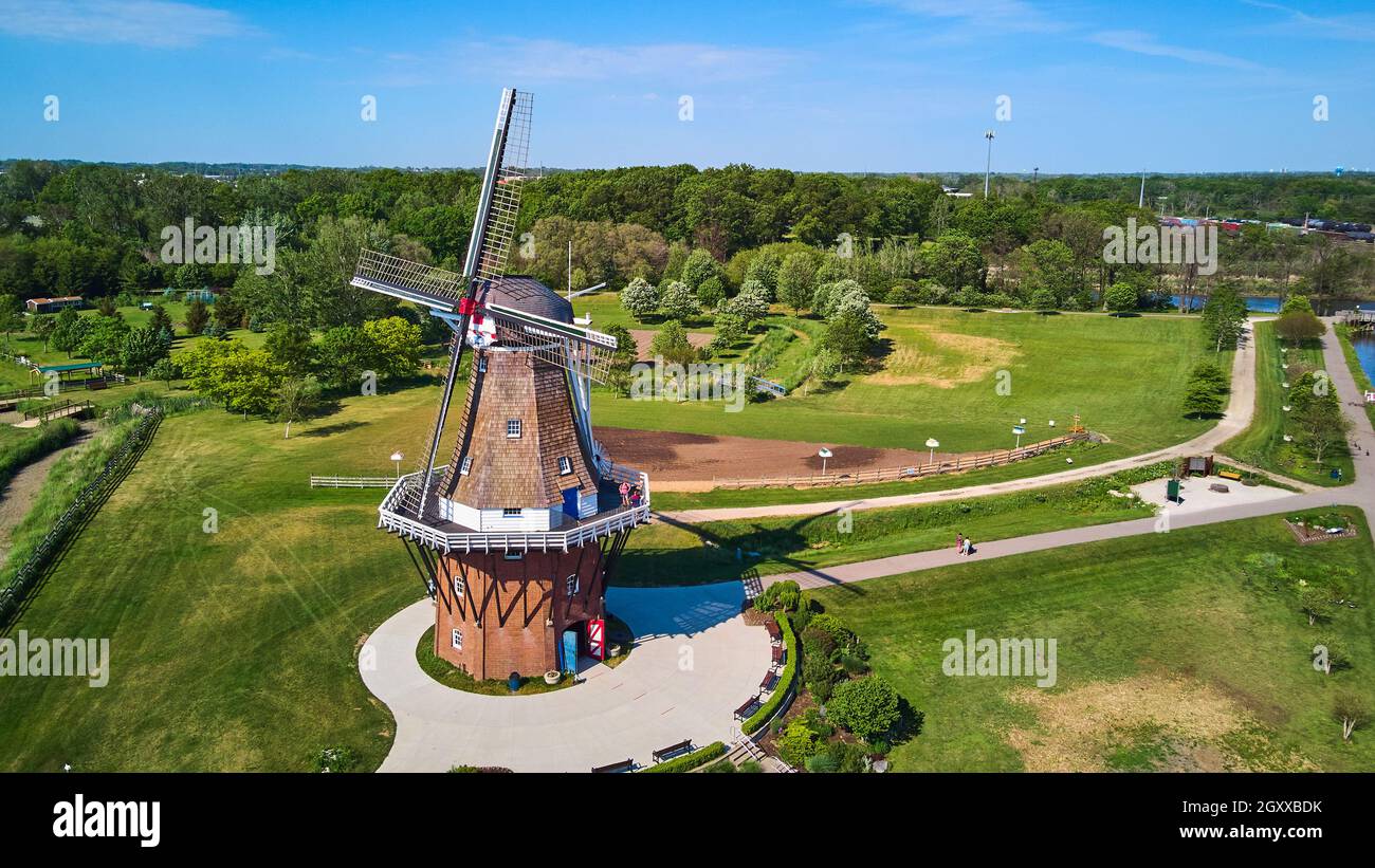 Vue aérienne du moulin à vent sur une pelouse propre et verte Banque D'Images