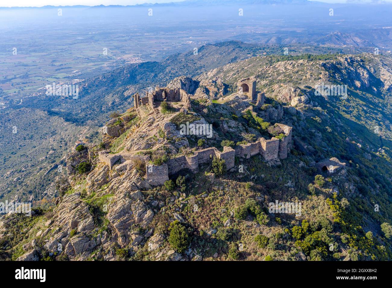 Les ruines du château de Verdera situé au sommet d'un éperon rocheux escarpé, Espagne, Catalogne, Gérone, Alt Emporda Banque D'Images