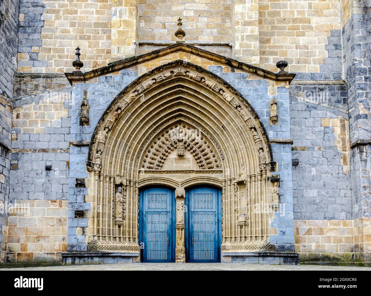 L'église Santa Maria d'Iglesia à Gernika, une ville historique dans la province de Gascogne (Bizkaya), pays Basque, Espagne. Détail de la façade de porche Banque D'Images