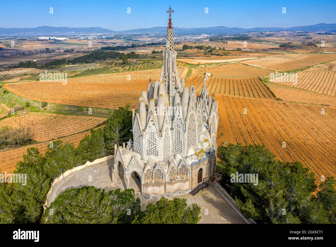 Sanctuaire de Montserrat en Miraflores de Alt Camp, province de Tarragone, en Catalogne, Espagne. Par l'architecte moderniste Josep Maria Jujol Banque D'Images