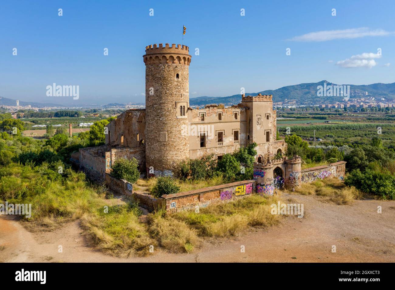 Santa Coloma de Cervello, Espagne - 27 août 2020 : château médiéval de Catalogne, construit au XIIe siècle Banque D'Images