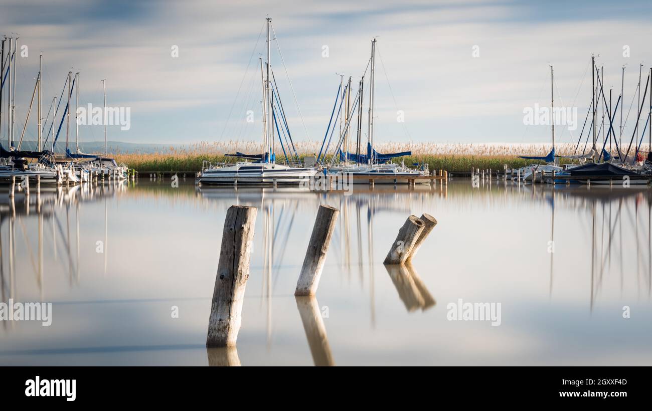 Port de plaisance avec bateaux à voile à de la ville de Rust sur le lac Neusiedl à Burgenland, un matin calme Banque D'Images